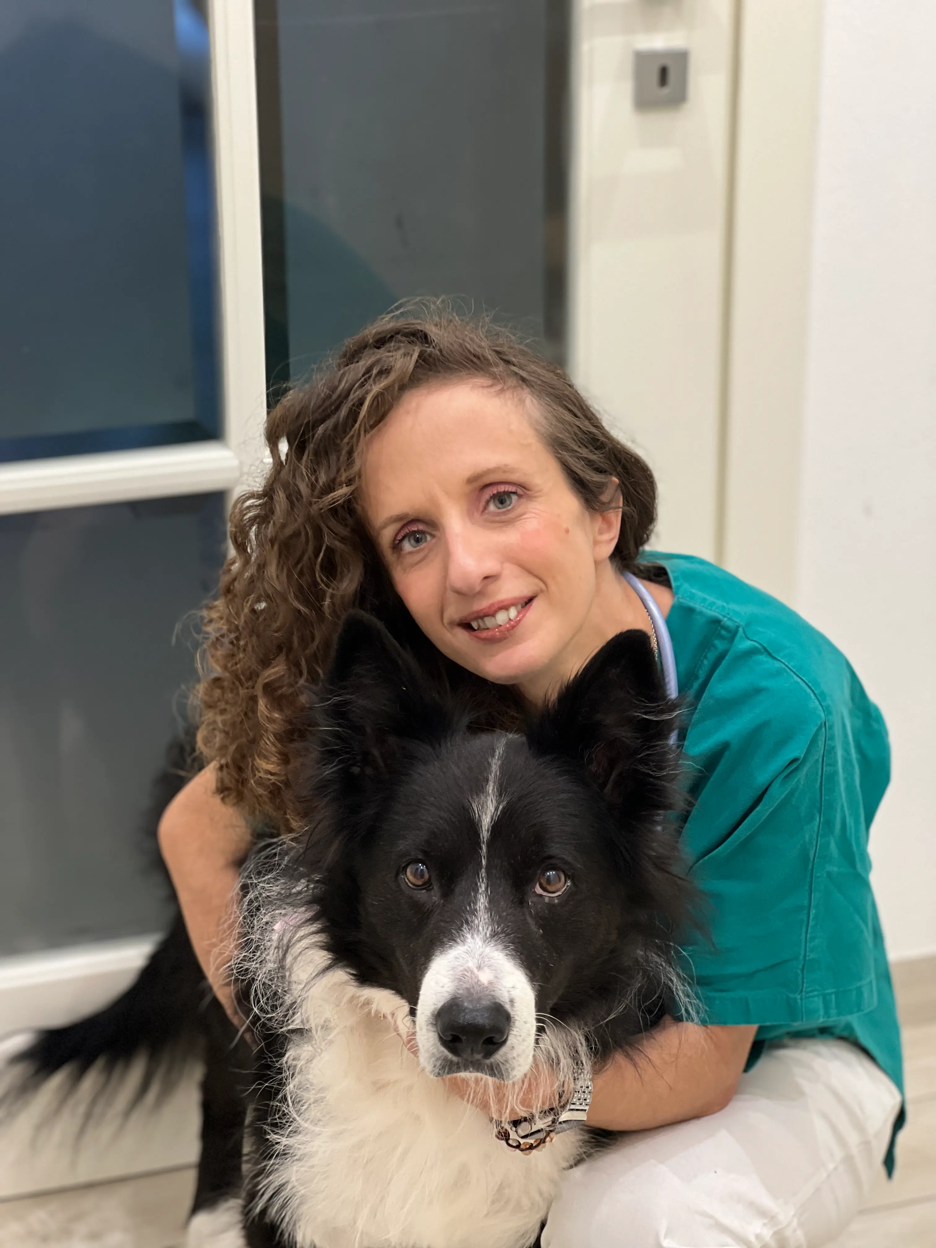 La Dott.ssa Francesca Baccini con il suo cane in clinica